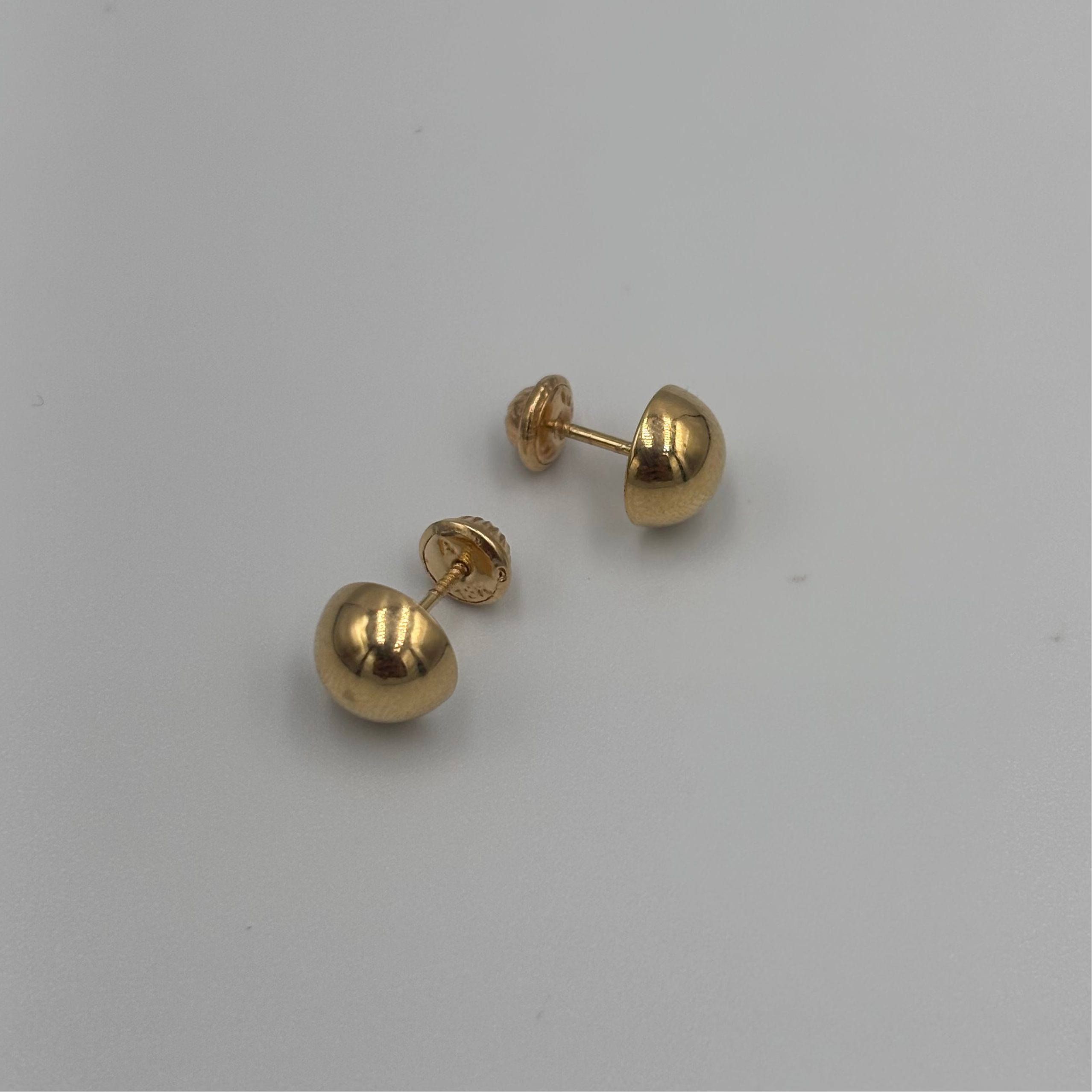 Aretes estilo topo Bola Mitad Lisa